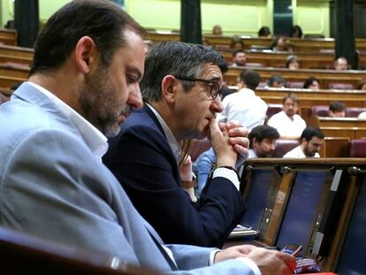 José Luis Ábalos y Patxi López, hoy en el Congreso.