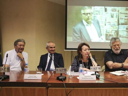 De izquierda a derecha: Sami Nair, Antonio Caño, Pepa Roma, Joaquín Estefanía y Victoria Prego en el homenaje a Miguel Angel Bastenier.