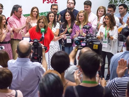 Díaz se dirige a un grupo de militantes socialistas tras ser proclamada única candidata a la Secretaría General de los socialistas andaluces.
