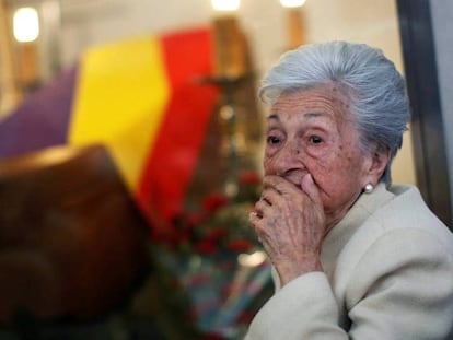 Ascensión Mendieta, junto a los restos de su padre, este sábado en Madrid.