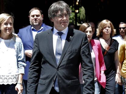 Carme Forcadell, Carles Puigdemont, Oriol Junqueras, Neus Lloveras, Neus Munté y Meritxell Borrás, tras participar en un acto de compromiso con el referéndum. Vídeo: declaraciones de Zoido sobre la ruptura de Cataluña.