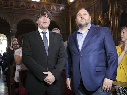 Carles Puigdemont y Oriol Junqueras este lunes. En el vídeo, Miquel Iceta (PSC).