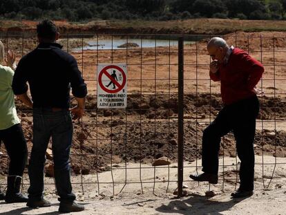 Varios vecinos observan las obras de la mina de uranio al aire libre que la empresa australiana Berkeley pretende abrir en Retortillo (Salamanca).