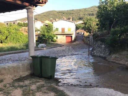 Inundaciones en el municipio Valverde de la Vera, este martes.