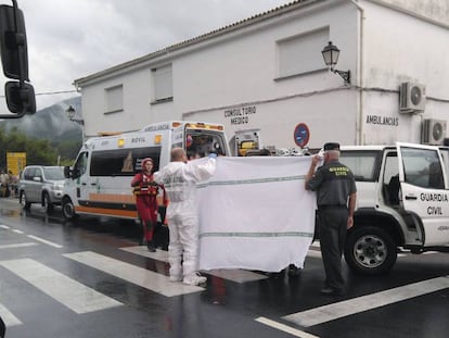 Efectivos de Bomberos, Guardia Civil y sanitarios este miércoles junto al centro médico de Jerte.