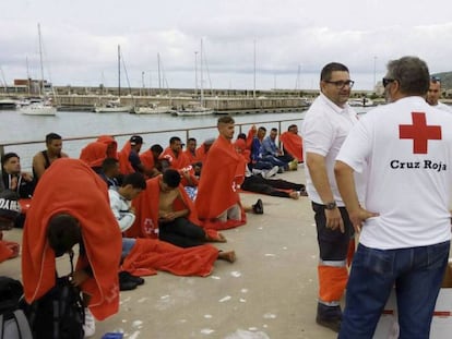 Personal de Cruz Roja atiende en el puerto de Barbate (Cádiz) a las 45 personas rescatadas este jueves por Salvamento Marítimo.