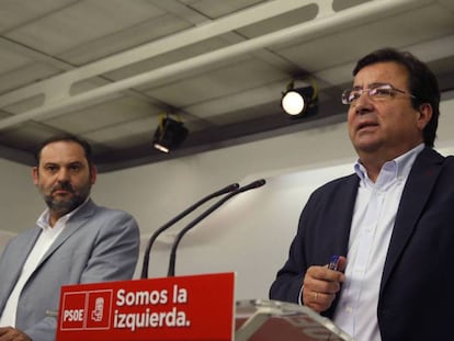 José Luis Ábalos y Guillermo Fernández Vara durante una rueda de prensa.