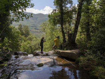 Un equipo de televisión trabaja por la zona donde un matrimonio con tres hijos fue arrastra por el agua cerca de Jerte (Extremadura).