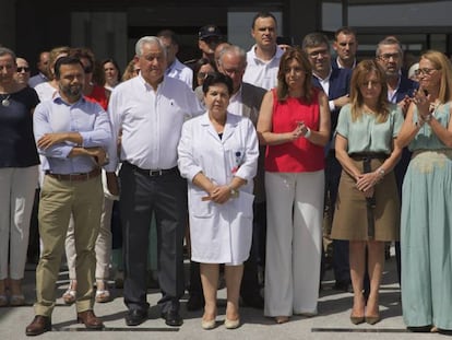 La presidenta andaluza, Susana Díaz, cargos de su Gobierno y personal del hospital de Lebrija (Sevilla) guardan este miércoles un minuto de silencio.