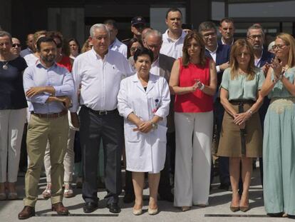 La presidenta andaluza, Susana Díaz, cargos de su Gobierno y personal del hospital de Lebrija (Sevilla) guardan este miércoles un minuto de silencio.