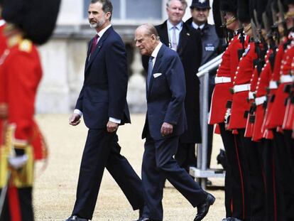 El rey Felipe VI y el duque Felipe de Edimburgo pasan revista a la Guardia de Honor en Londres.