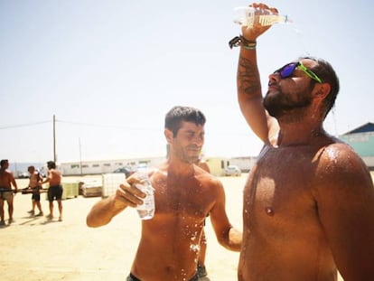 Trabajadores desmontando los escenarios del festival Cabo de la Plata 2017 a más de 40 grados a pleno sol en Barbate, Cádiz.