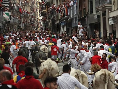 El encierro de los toros de Miura enfila la calle de la Estafeta este viernes.