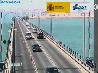 El instante en el que se ha producido el accidente en el puente gaditano.
