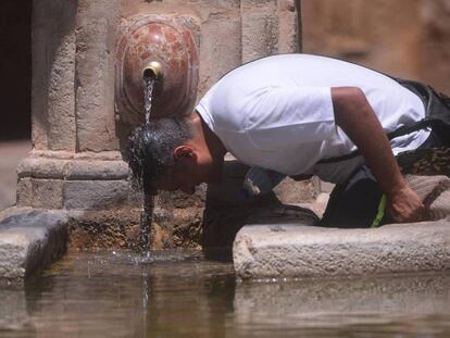 Un hombre se refresca este jueves en una fuente en Córdoba.
