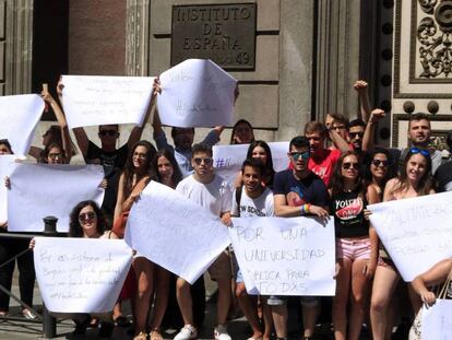 Concentración de estudiantes frente al Consejo Escolar del Estado, en apoyo de los encerrados.