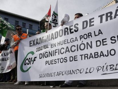 Los examinadores deTráfico, durante una concentración, en una imagen de archivo.