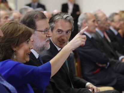 El presidente, Mariano Rajoy (3i), el ministro de Fomento, Íñigo de la Serna (4i), la vicepresidenta, Sáenz de Santamaría y el portavoz, Íñigo Méndez de Vigo. En vídeo, el portavoz del Govern, Jordi Turull, ironiza sobre la investigación que reclama más de cinco millones de euros de gastos por el 9-N de 2014.