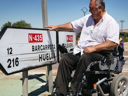 Rafael Fernández, en el cruce de la N-435, a la entrada de Almendral, donde sufrió el accidente.