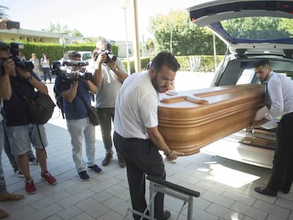 Operarios de la funeraria trasladan el ataúd de Blesa tras la autopsia.