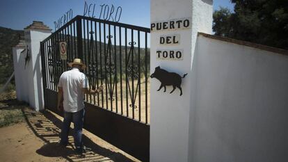 Entrada de la finca "Puerto del Toro' en Villanueva del Rey.