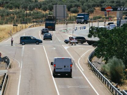 La N-435, a su paso por el municipio pacense de Almendral.