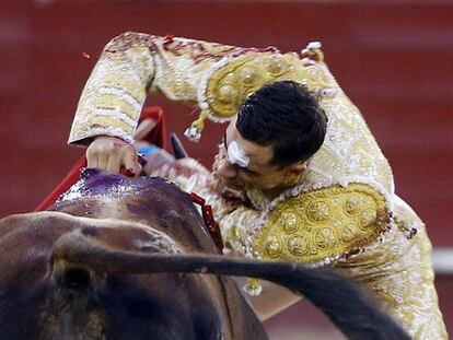 El diestro Paco Ureña entra a matar a un toro.