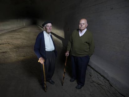 De izquierda a derecha, Manuel Pelayo y Manuel Trueba, de 93 y 83 años, dos vecinos de Vega de Pas en Cantabria que participaron en la construcción del túnel de La Engaña.