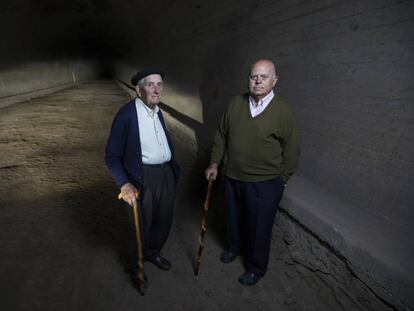 De izquierda a derecha, Manuel Pelayo y Manuel Trueba, de 93 y 83 años, dos vecinos de Vega de Pas en Cantabria que participaron en la construcción del túnel de La Engaña.