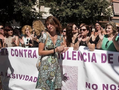 Juana Rivas, de pie en el centro, en una manifestación el pasado martes en Maracena (Granada).