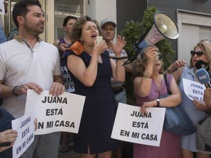 Varios centenares de personas se han concentrado en Maracena (Granada) en apoyo a su vecina Juana Rivas.