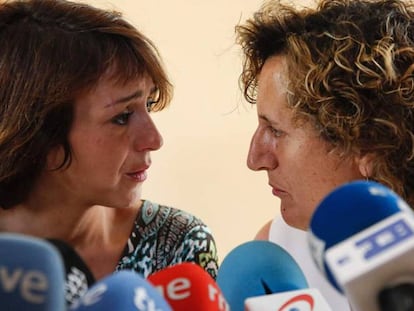 Juana Rivas junto a Francisca Granados en una rueda de prensa.