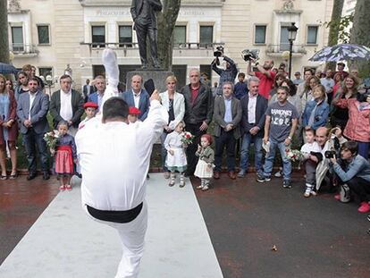 Andoni Ortuzar y los principales dirigentes del PNV junto a la escultura de Arana.