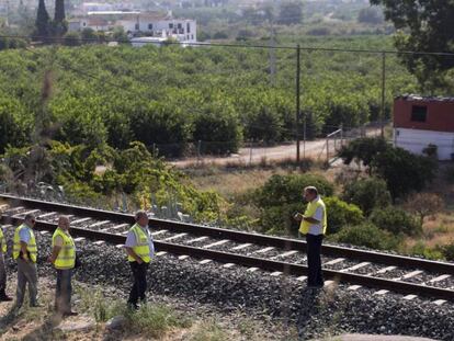 Técnicos de ADIF inspeccionan la zona de la vía donde fue localizada la menor. Daniel Pérez EFE