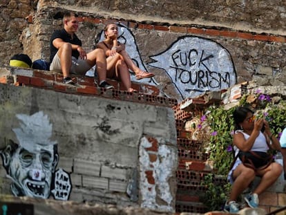 Pintadas contra el turismo en el mirador de las baterías antiaéreas de El Carmel en Barcelona.