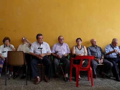 Vecinos de varias pedanias de Yeste, deslojados por el incendio. Samuel Sánchez