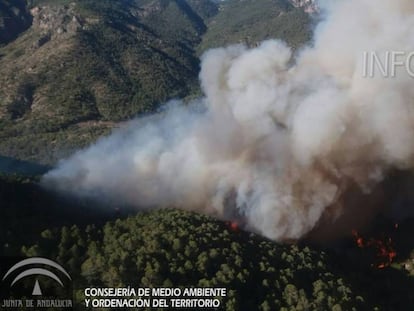 Imagen del incendio en Segura de la Sierra, en Jaén.