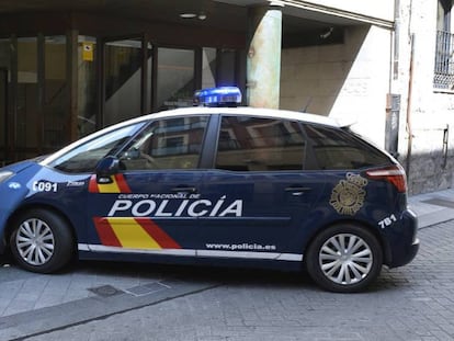 El coche policial que traslada a los detenidos por la muerte de una niña en Valladolid llega este viernes a los juzgados.