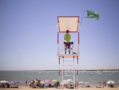 Un socorrista vigila una platja de la localitat de Sanlúcar de Barrameda, Cadis.