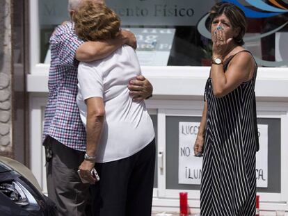 Familiares de Vicente Pérez, uno de los tres españoles fallecidos en un accidente de tráfico en la India, se abrazan en la puerta del centro que regentaba éste en la localidad malagueña de Ronda