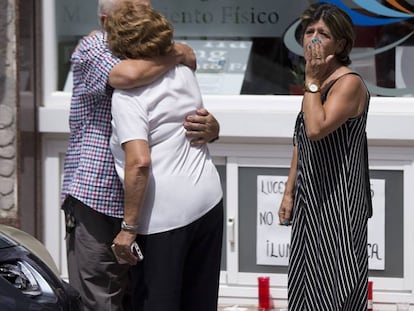 Familiares de Vicente Pérez, uno de los tres españoles fallecidos en un accidente de tráfico en la India, se abrazan en la puerta del centro que regentaba éste en la localidad malagueña de Ronda