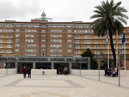 Fachada del hospital Virgen del Rocío, en Sevilla, en una foto de archivo.