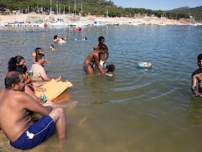 Bañistas en el embalse de San Juan, en la Comunidad de Madrid.