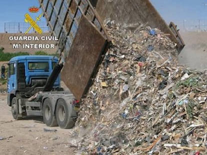 Un camión de transporte ilegal de residudos.