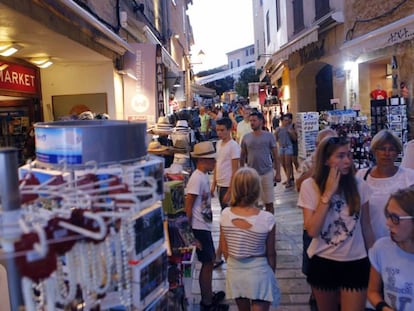 Carrer comercial ple de turistes a Alcudia (Mallorca).