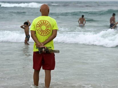 FOTO: Un socorrista vigila la playa de Punta Prima, en el municipio de Sant Lluís en Menorca. / VÍDEO: Los ahogamientos aumentan.