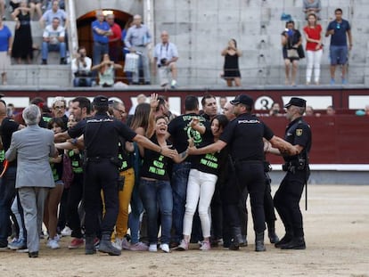 La policía retira del ruedo a los antitaurinos, este sábado.