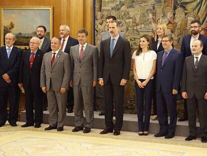 FOTO: Los Reyes, con los representantes de las iglesias evangélicas, en una recepción del mes pasado. / VÍDEO: Encuesta: ¿Sabes qué es el protestantismo?.