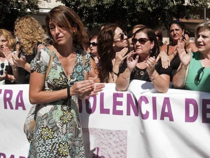 Juana Rivas, en el centro, durante una concentración el pasado julio.