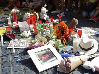 Velas y flores depositados en La Rambla en homenaje a las víctimas.